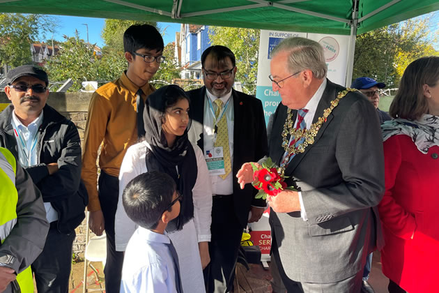 The Mayor of Wandsworth meets young Charity Walk for Peace volunteers 