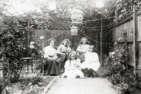 The Stephens family in their Ravenslea Road home, 1910