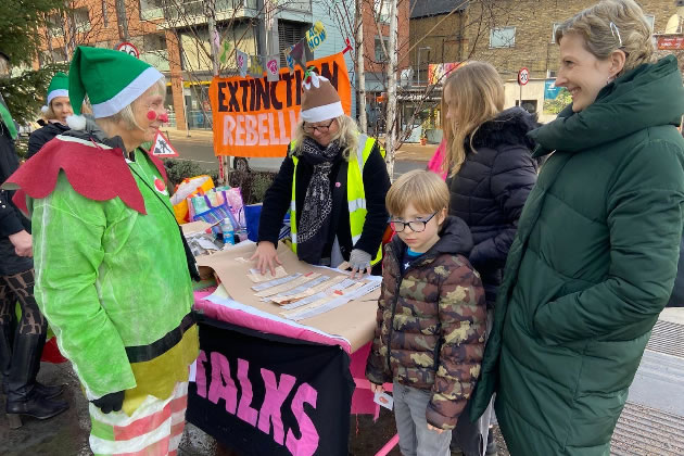Elves gave out leaflets rather than making presents for children 