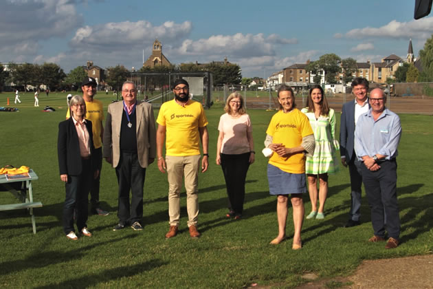 Monty Panesar (centre) with the Mayor of Wandsworth to his right 